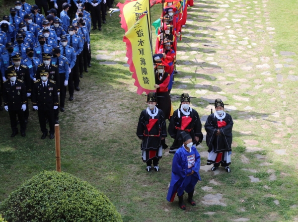 제477주년 충무공 탄신제 참석하는 하만식 서장 (사진제공 = 여수해양경찰서)
