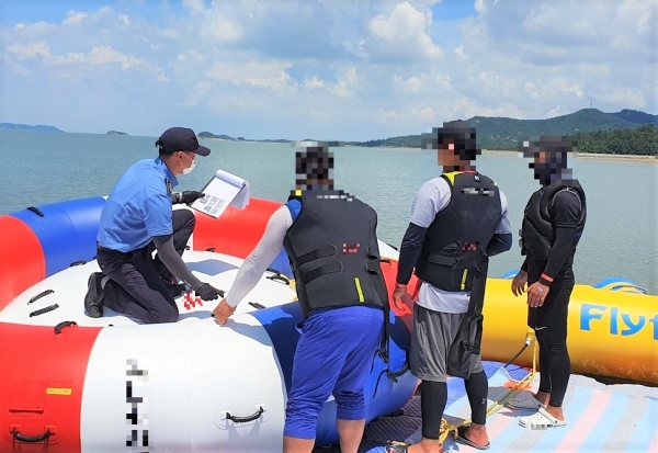 목포해경이 수상레저 활동에 대해 안전점검을 실시하고 있다. (사진제공 = 목포해양경찰서)